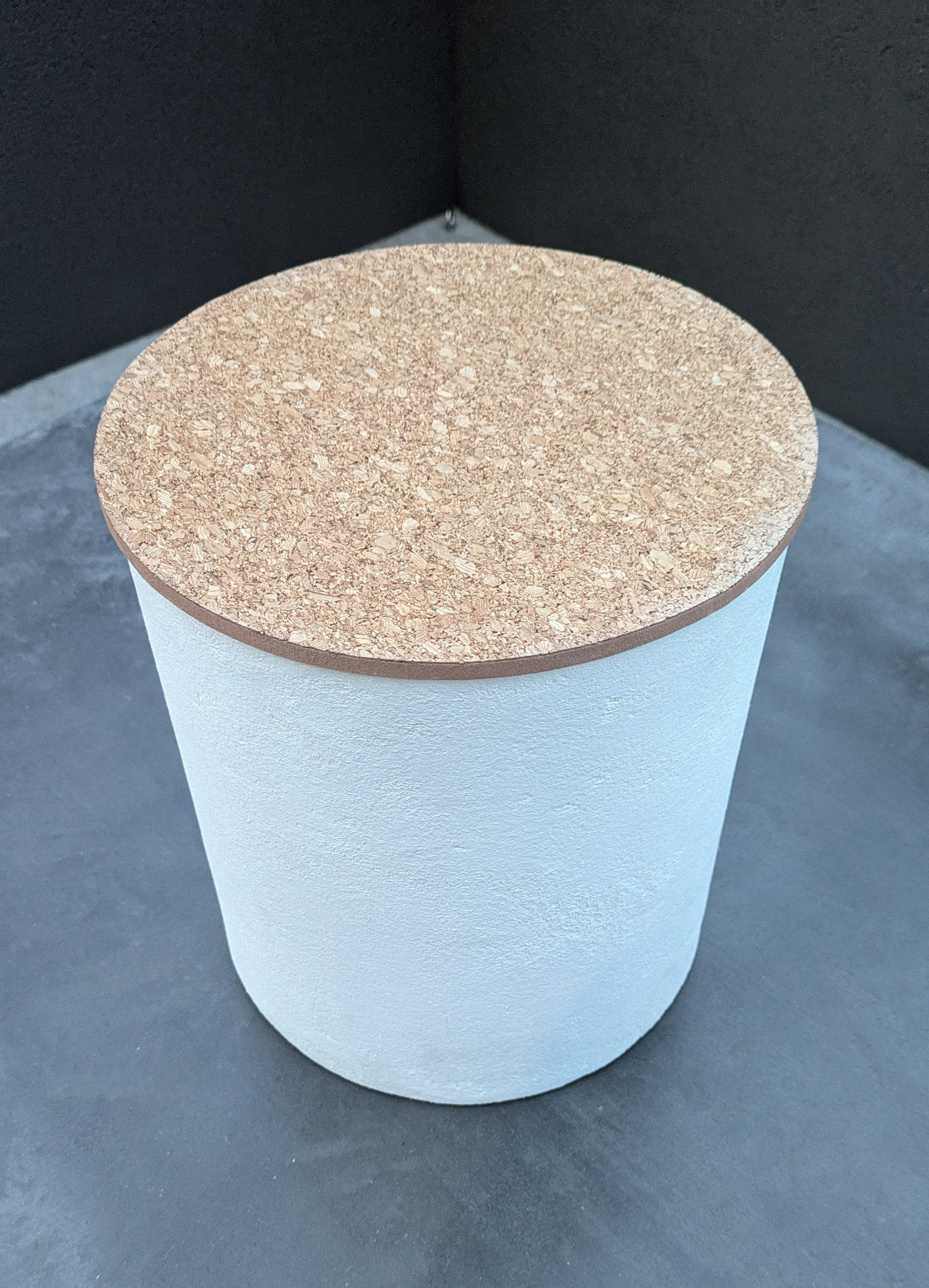 ​【驚きの軽さ約2kg】プロの左官が作る一点物。廃材から生まれた「空気のような」モルタルスツール