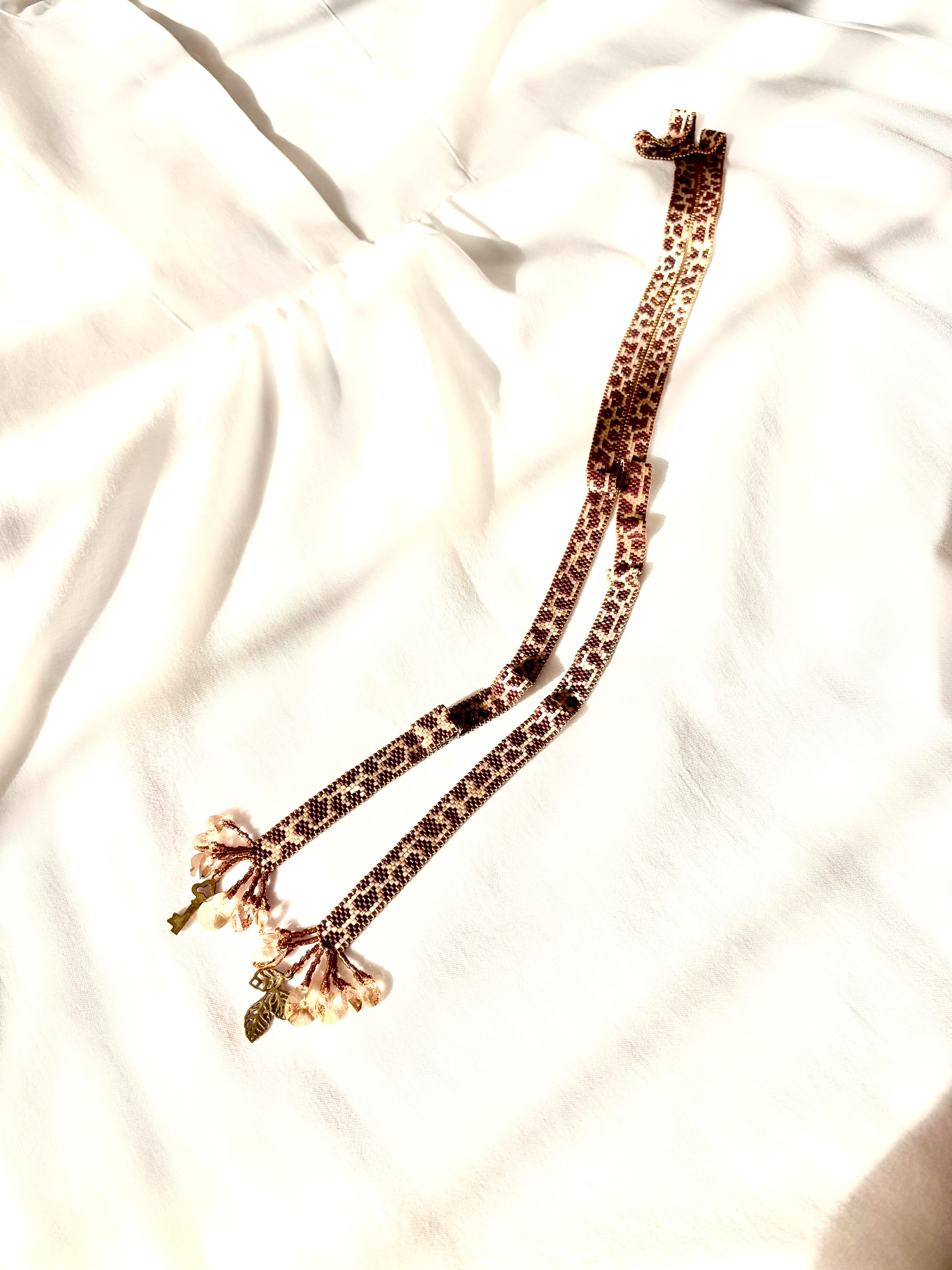 ビーズネクタイ ヒョウ柄　ビーズ編みキラキラ棒ネクタイ