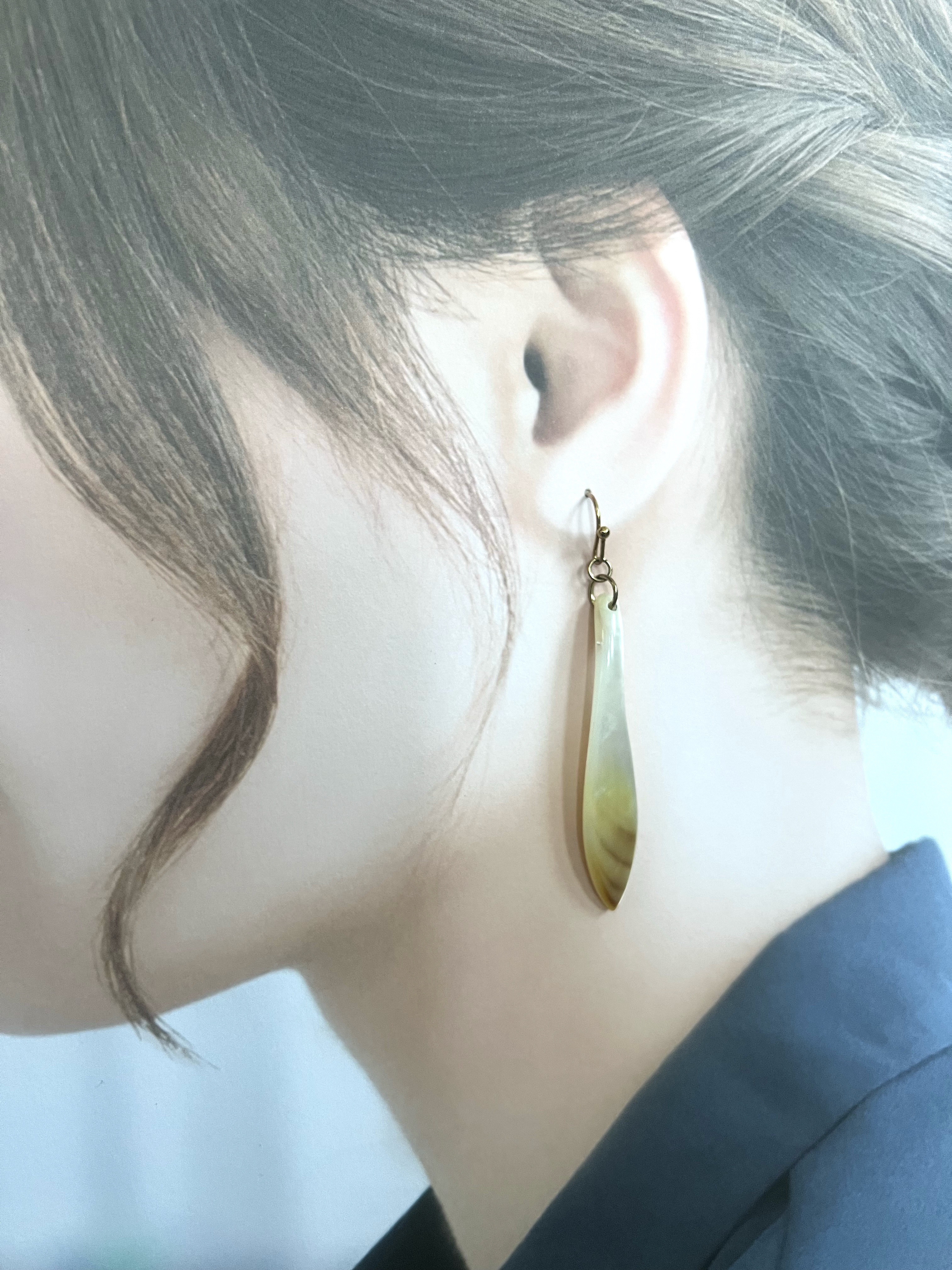 真珠貝から作ったピアス　奄美大島の白蝶貝