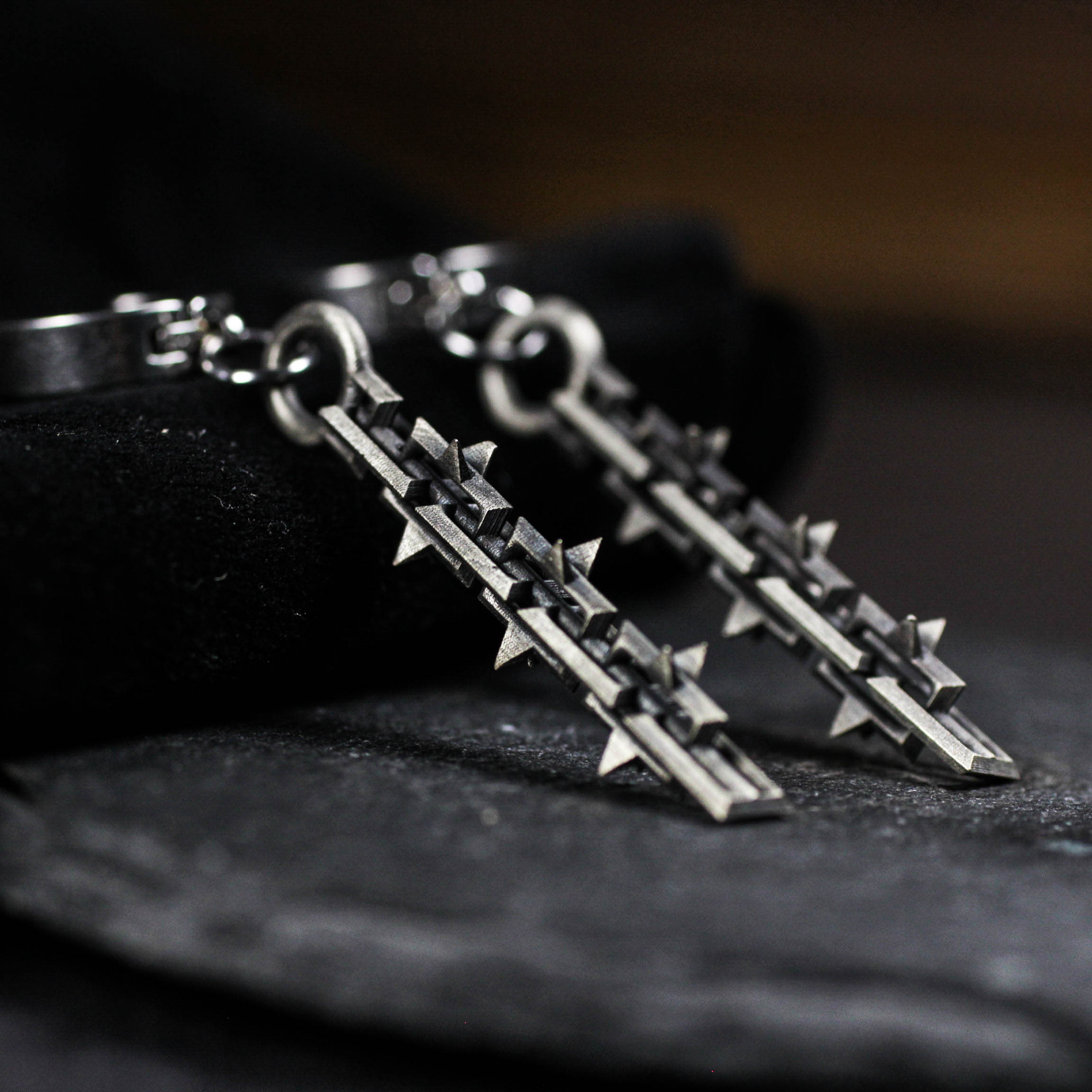 シルバーのスパイクバーイヤリング - ハンドメイドゴシックパンクダングルジュエリー