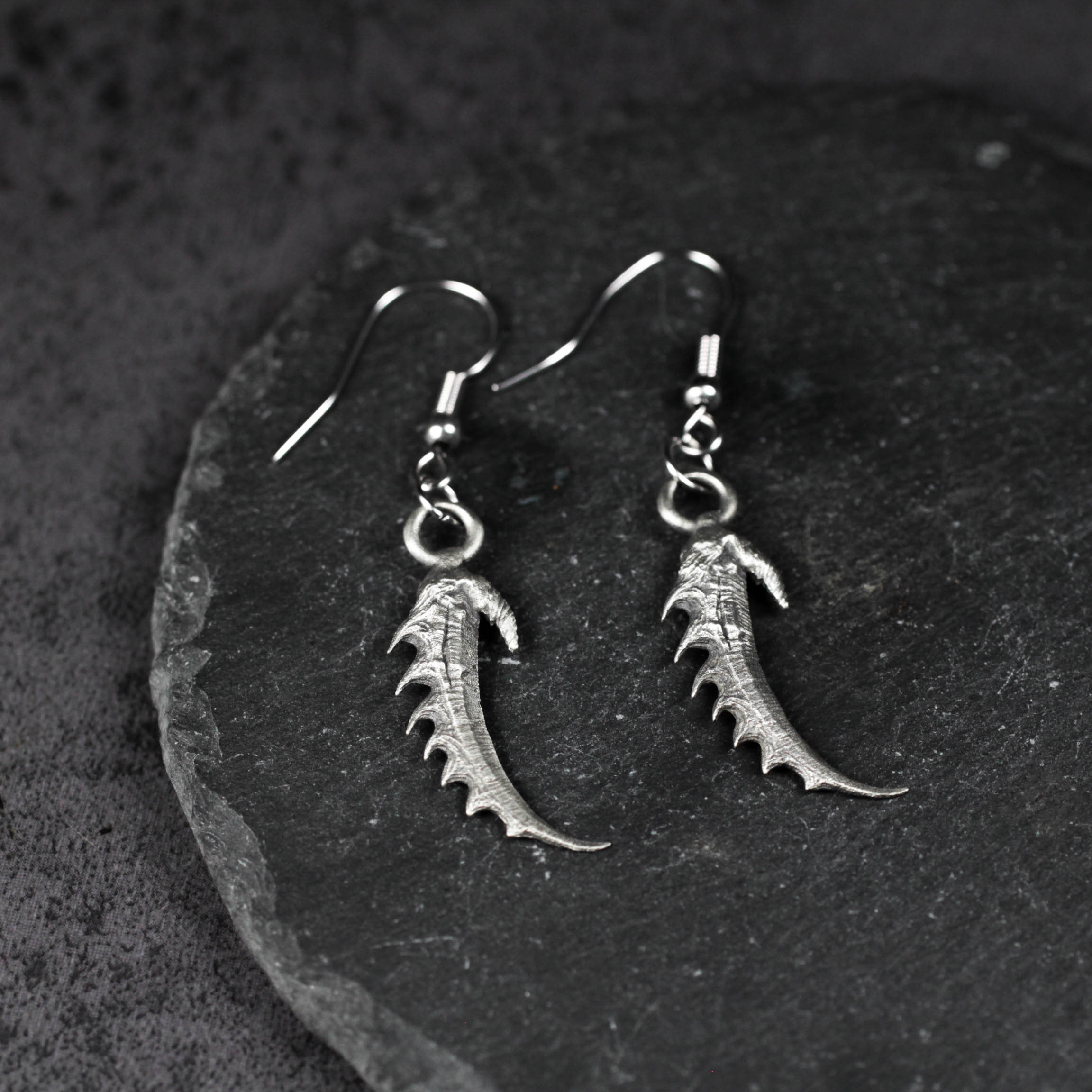 シルバードラゴンクローイヤリング - ハンドメイドゴシックファンタジーダングルジュエリー
