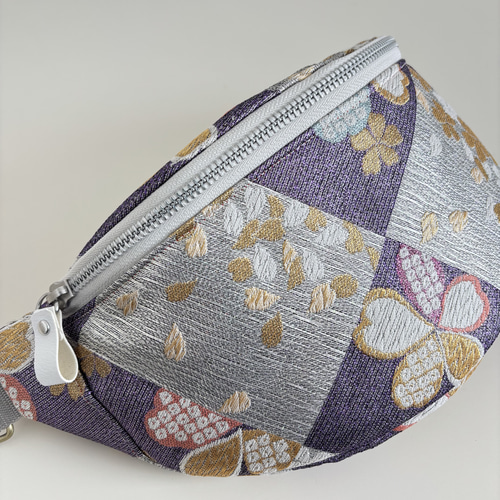 帯リメイク スリングバッグ 紫とシルバーの桜文様 和柄ボディバッグ