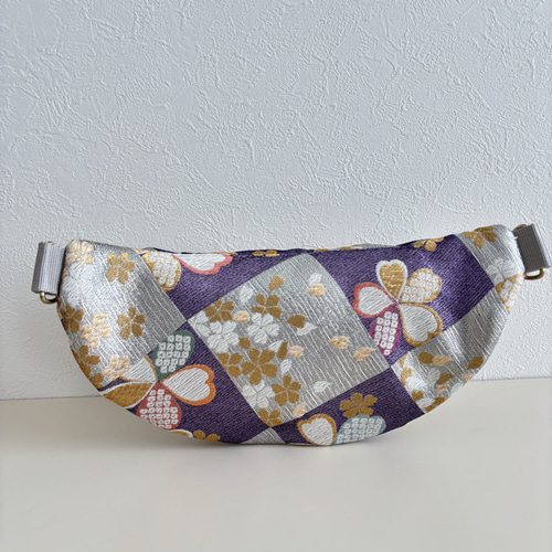 帯リメイク スリングバッグ 紫とシルバーの桜文様 和柄ボディバッグ