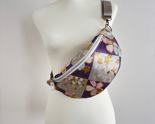 帯リメイク スリングバッグ　紫とシルバーの桜文様　和柄ボディバッグ 帯リメイク スリングバッグ 紫とシルバーの桜文様 和柄ボディバッグ