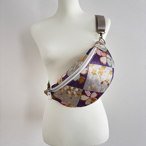 帯リメイク スリングバッグ　紫とシルバーの桜文様　和柄ボディバッグ 帯リメイク スリングバッグ 紫とシルバーの桜文様 和柄ボディバッグ