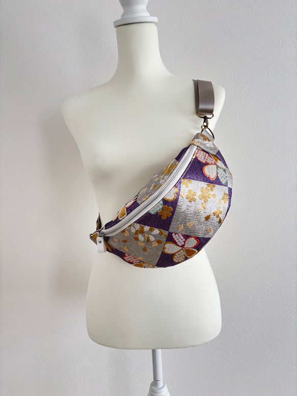 帯リメイク スリングバッグ 紫とシルバーの桜文様 和柄ボディバッグ