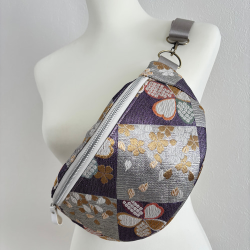 帯リメイク スリングバッグ 紫とシルバーの桜文様 和柄ボディバッグ