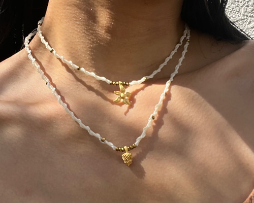 White＊（pine cone/Flower）hematite〜necklace ネックレス