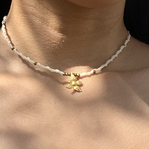 White＊（pine cone/Flower）hematite〜necklace ネックレス