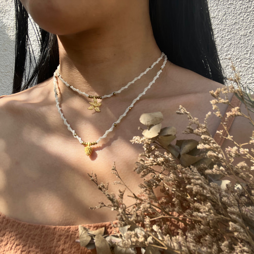 White＊（pine cone/Flower）hematite〜necklace ネックレス