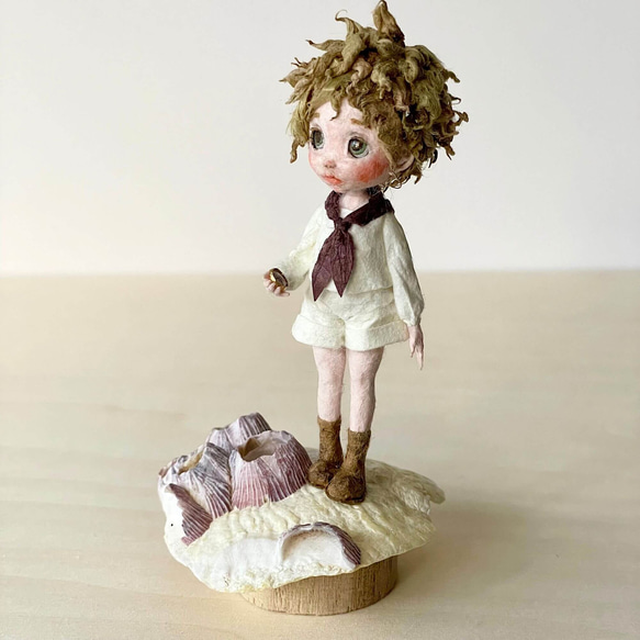 和紙人形『惑星探検』｜コンパスを手に歩き出す子どもと貝殻のミニジオラマ 2枚目の画像