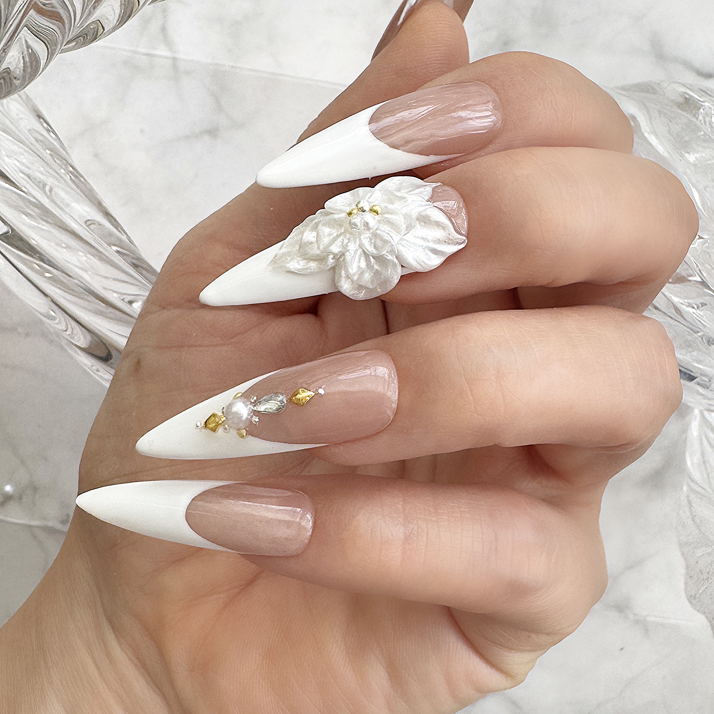 立体フラワー　ホワイトフレンチ｜アートネイルチップ　ブライダルにも 6,600円