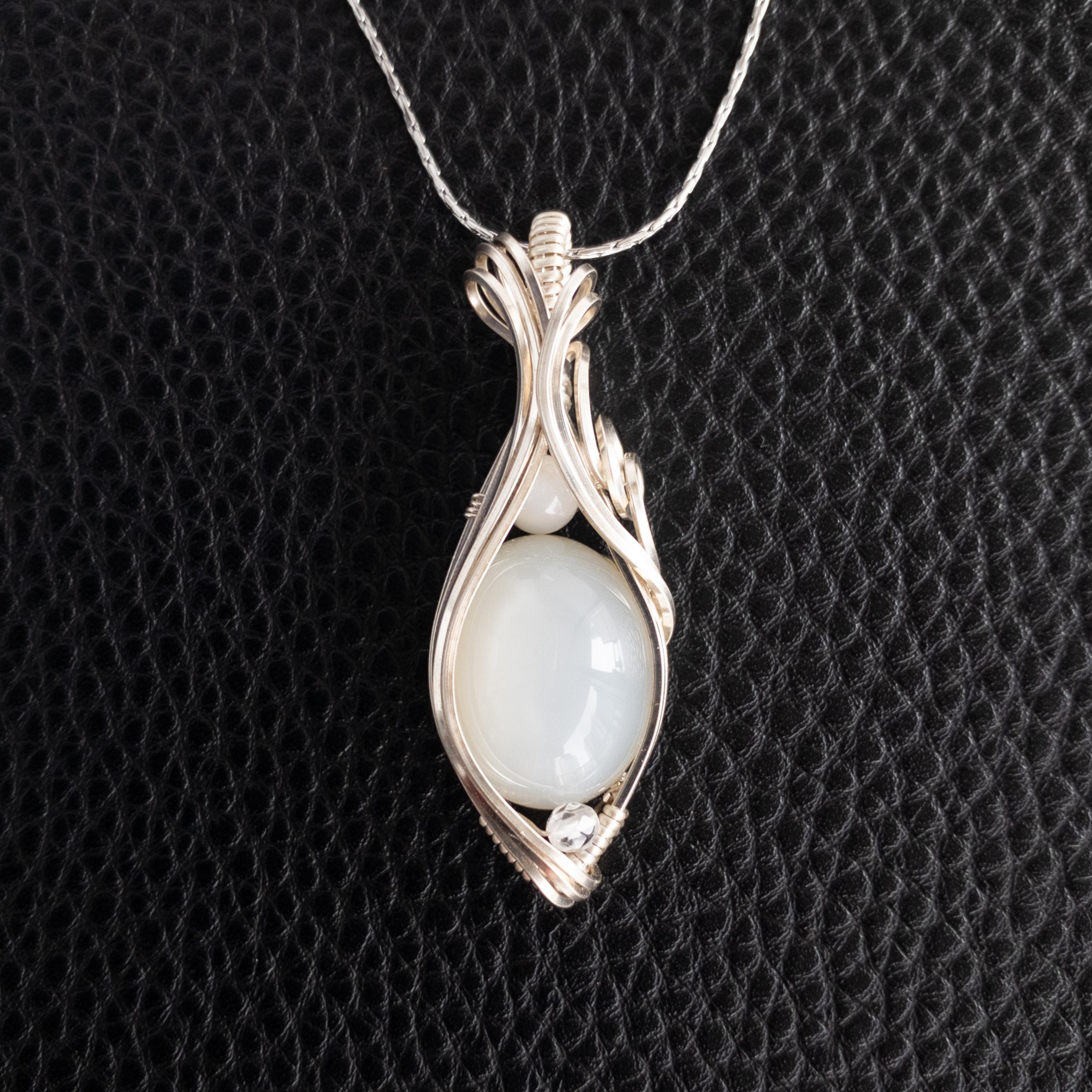 ＜ホワイトムーンストーン（オーバル）＞ スリークライン ペンダント