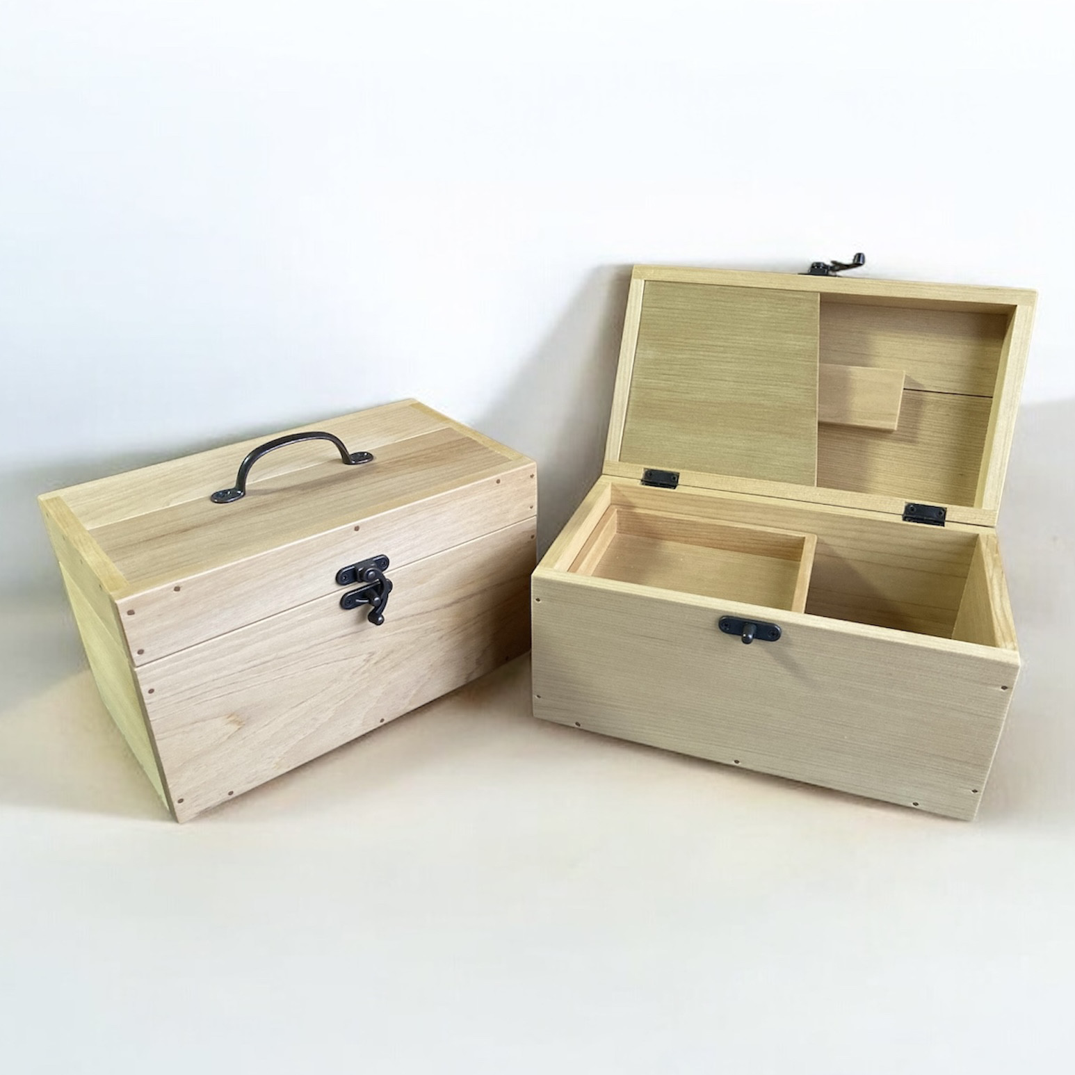 SALE【送料無料】｜木製の小箱(中段半トレイ)蓋裏にポケット付｜木製金庫｜青森ひば｜裁縫箱｜メイクボックス｜救急箱