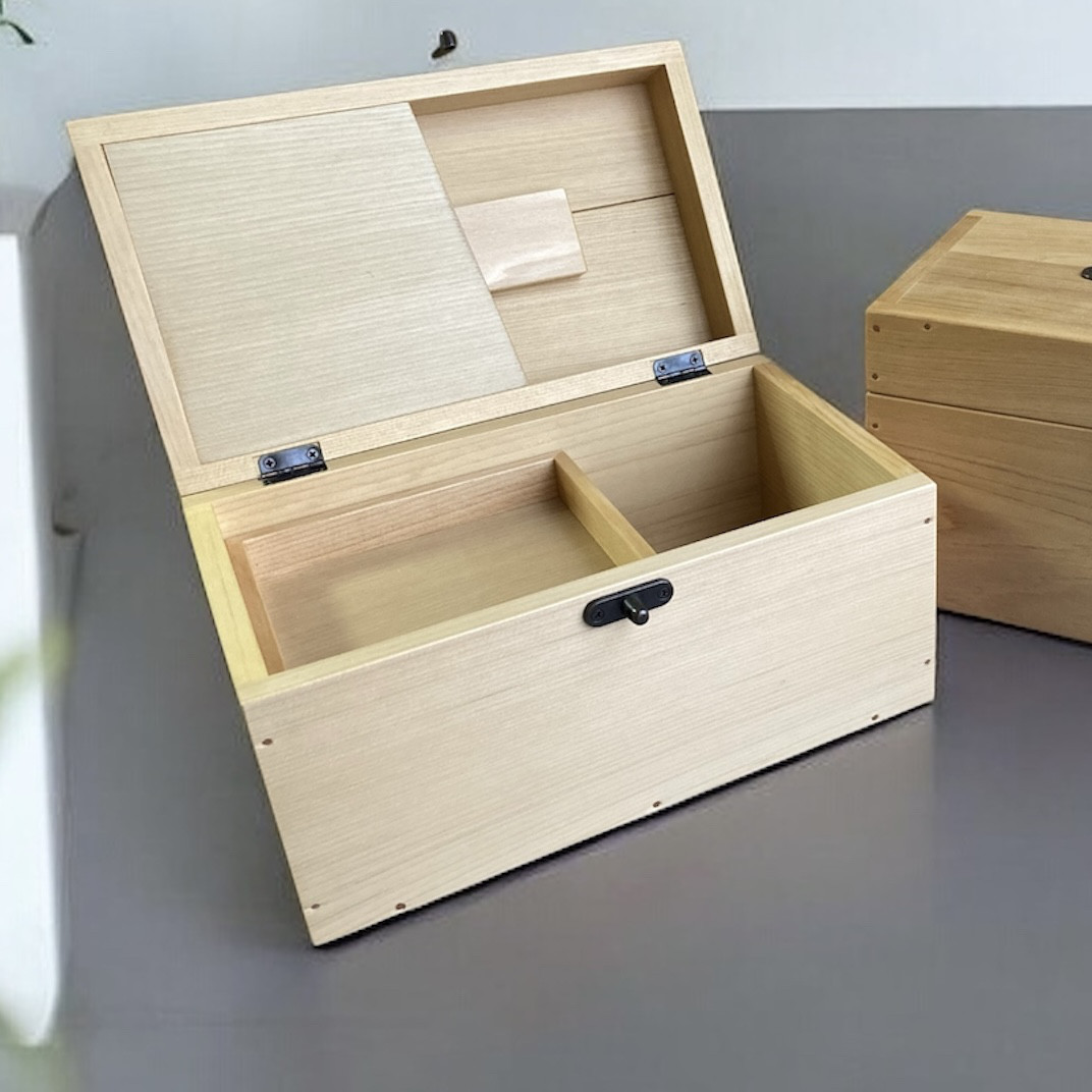 SALE【送料無料】｜木製の小箱(中段半トレイ)蓋裏にポケット付｜木製金庫｜青森ひば｜裁縫箱｜メイクボックス｜救急箱