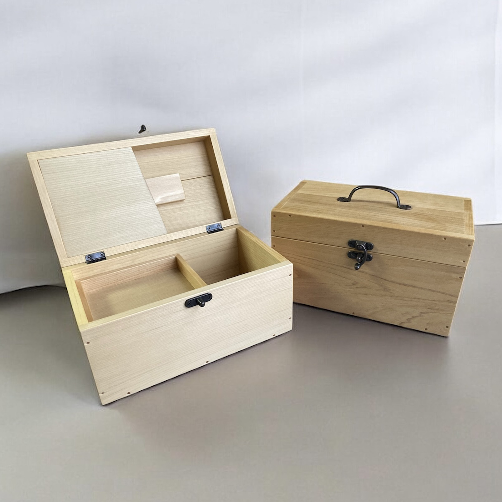 SALE【送料無料】｜木製の小箱(中段半トレイ)蓋裏にポケット付｜木製金庫｜青森ひば｜裁縫箱｜メイクボックス｜救急箱