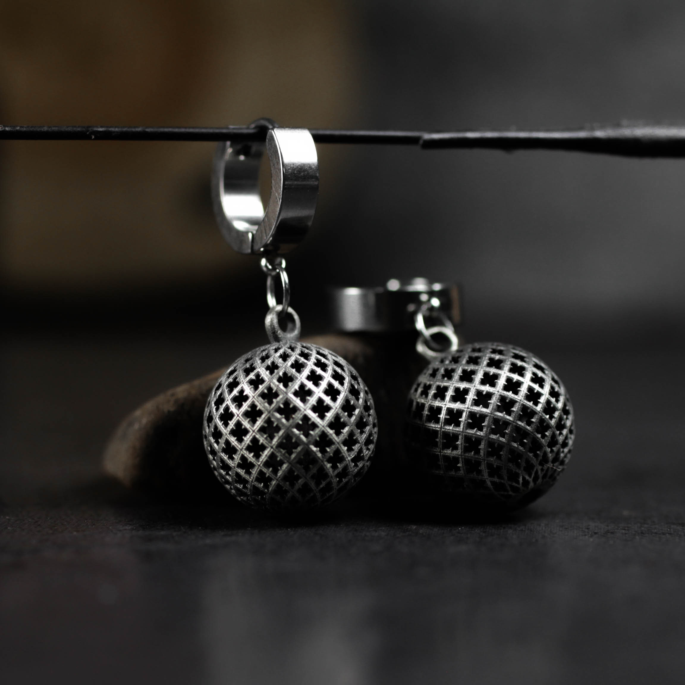 ゴシックな中空球体イヤリング - 格子模様のハンドメイドシルバーボールダングルジュエリー