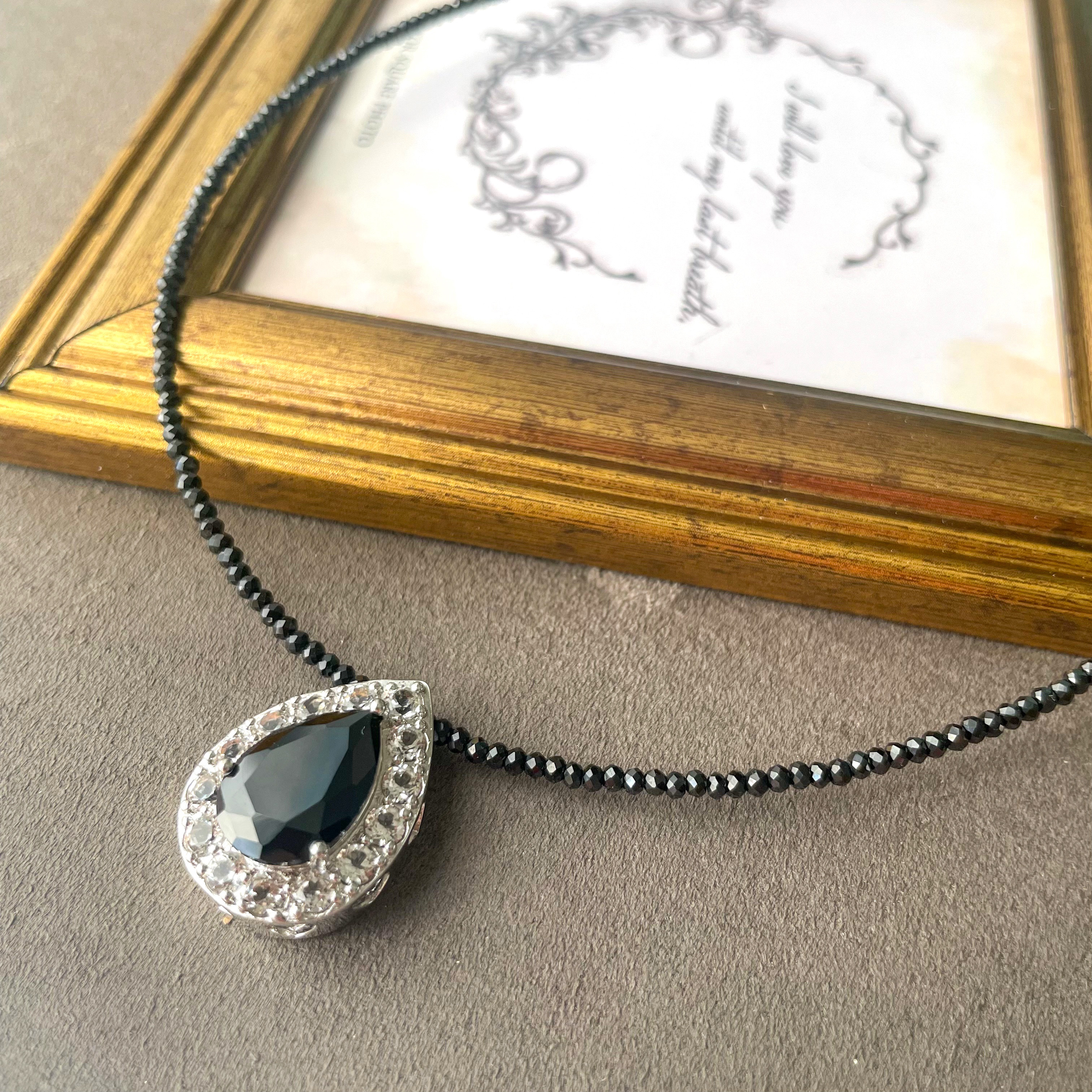 Larme Noire Classique（ラルム・ノワール・クラシック）― ブラックスピネルのクラシックデザインネック