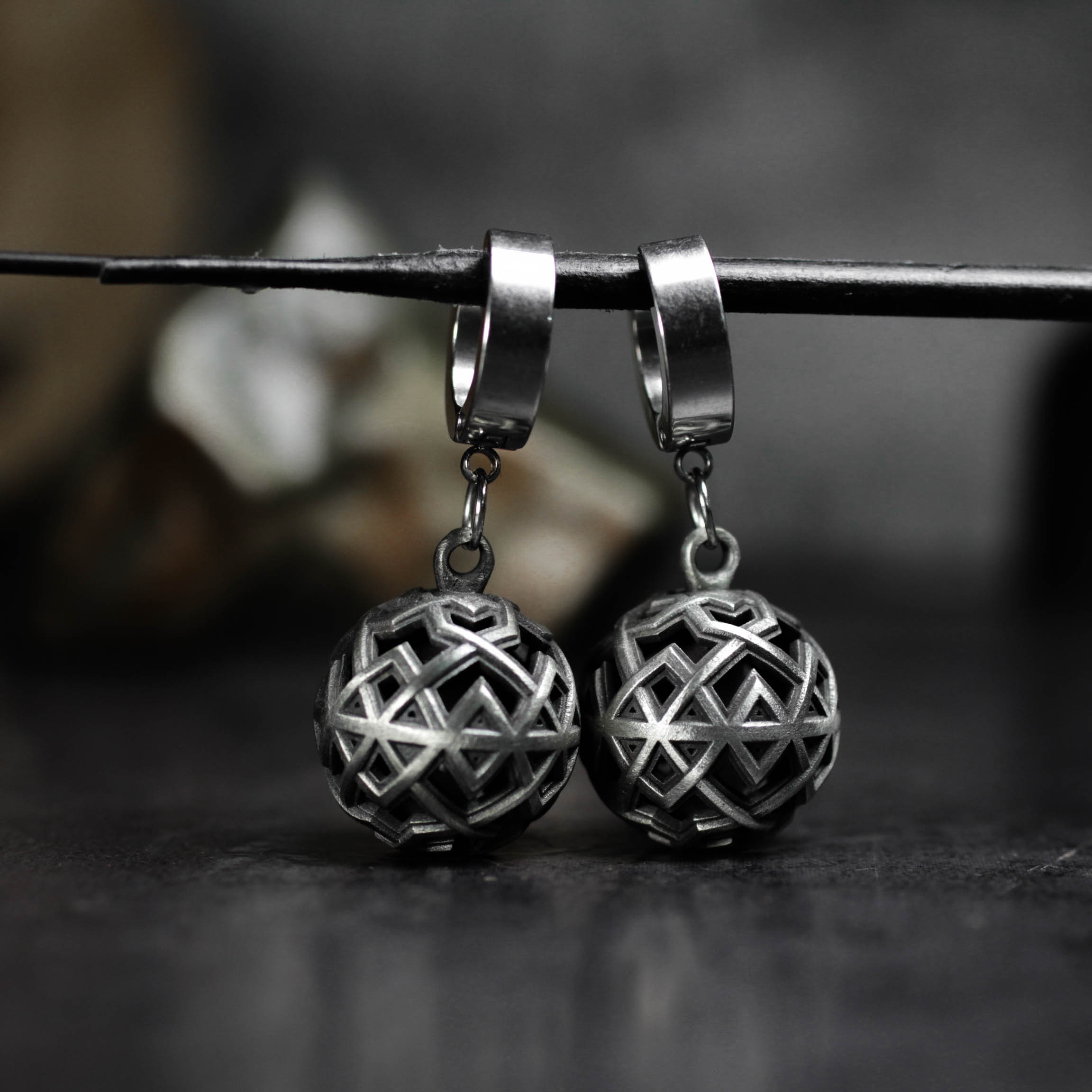 幾何学的な球体イヤリング - 複雑なゴシック格子模様のハンドメイドシルバーダングルジュエリー