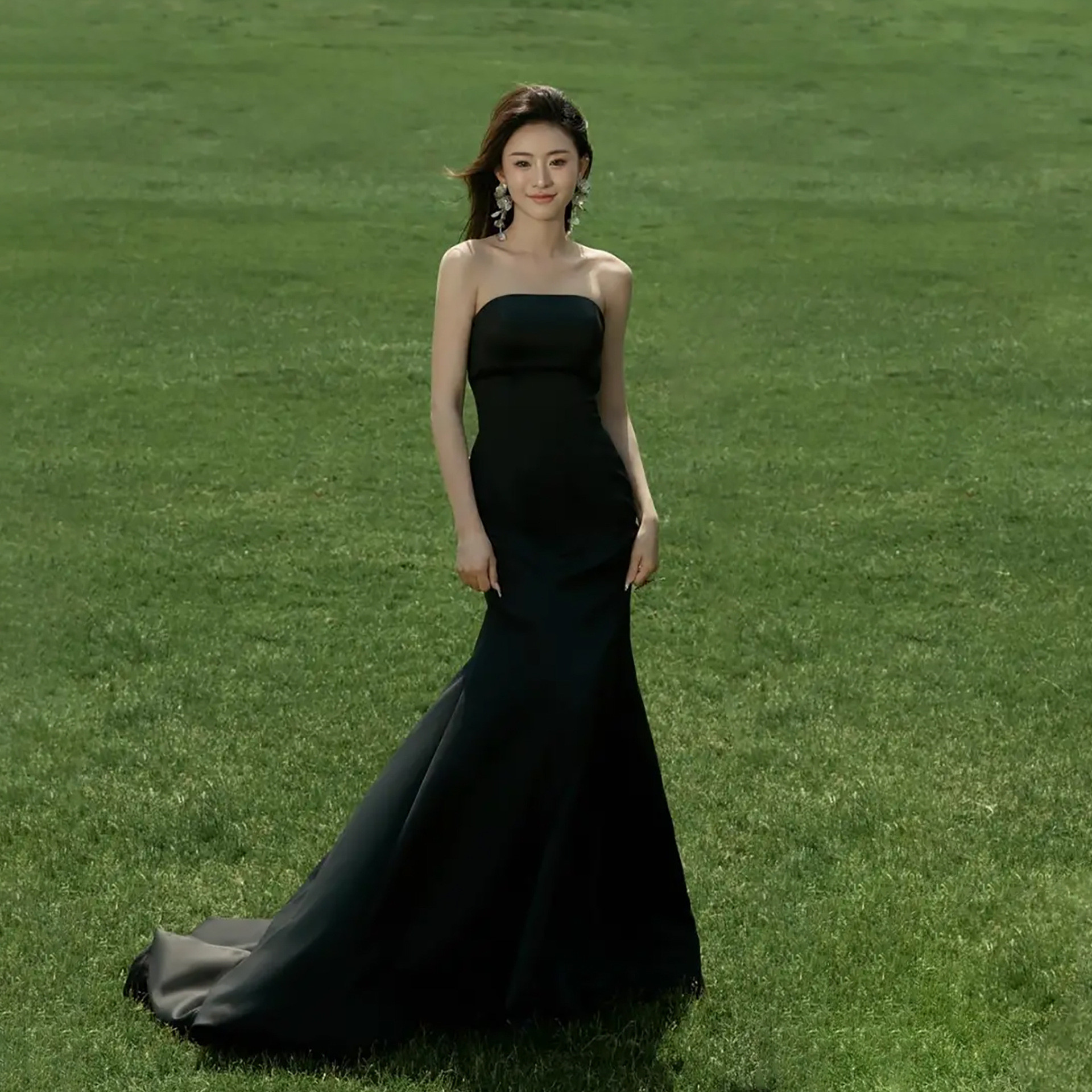 高級感 黒 サテン ウェディングドレス 裾引き おしゃれ 韓国風 花嫁 披露宴 演奏会 前撮り HL1107