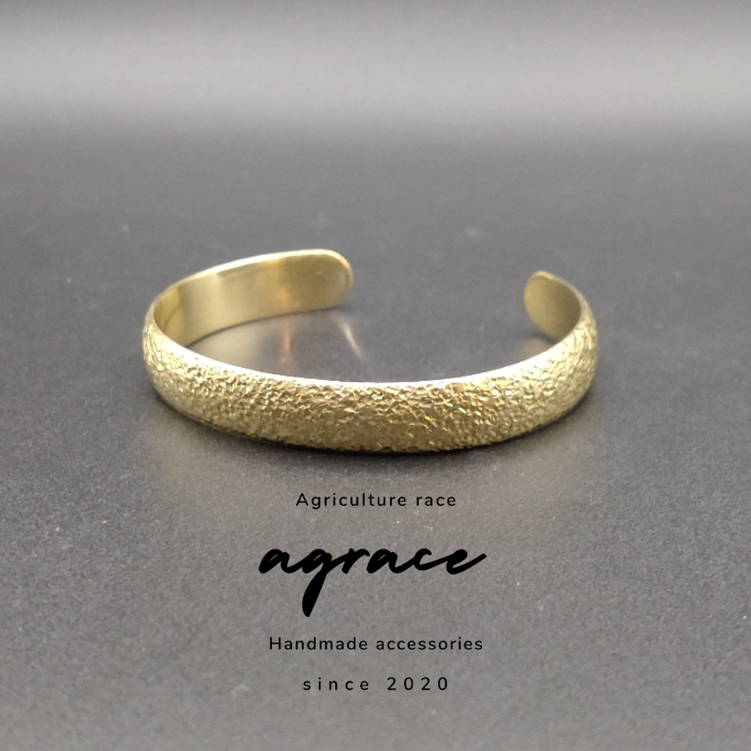 【9mm幅】夕焼けに染まる水面（みなも）太め キラキラ 槌目 甲丸 真鍮バングル