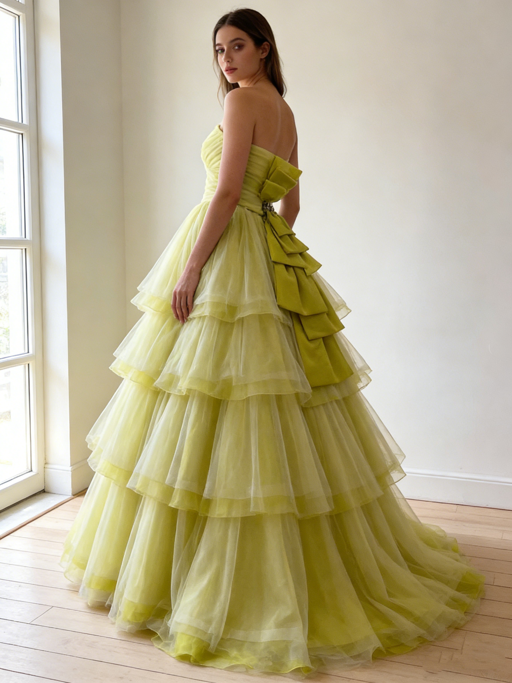 送料無料！カラードレス グリーン ティアードのドレス ふっくら柔らかなバックリボン ハンドドレープ 結婚式