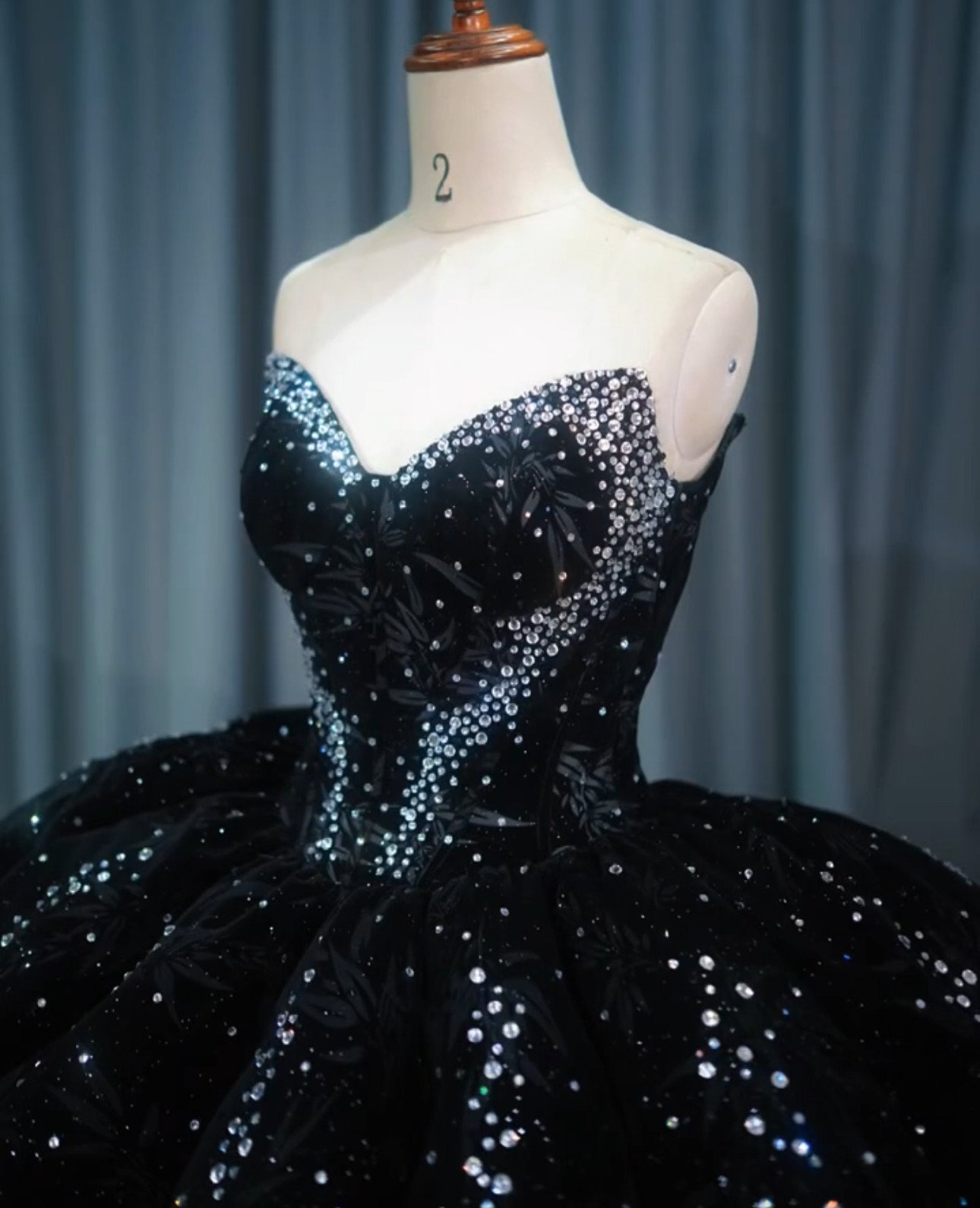 豪華　チューブトップ　ノースリーブ　カッコいい　パーティードレス　前撮りフォトウェディング　編み上げ　ロングトレーン花嫁