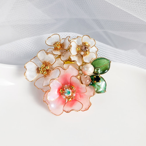 brooch < White * Salmon Pink > お花のブーケ アネモネ 山茶花