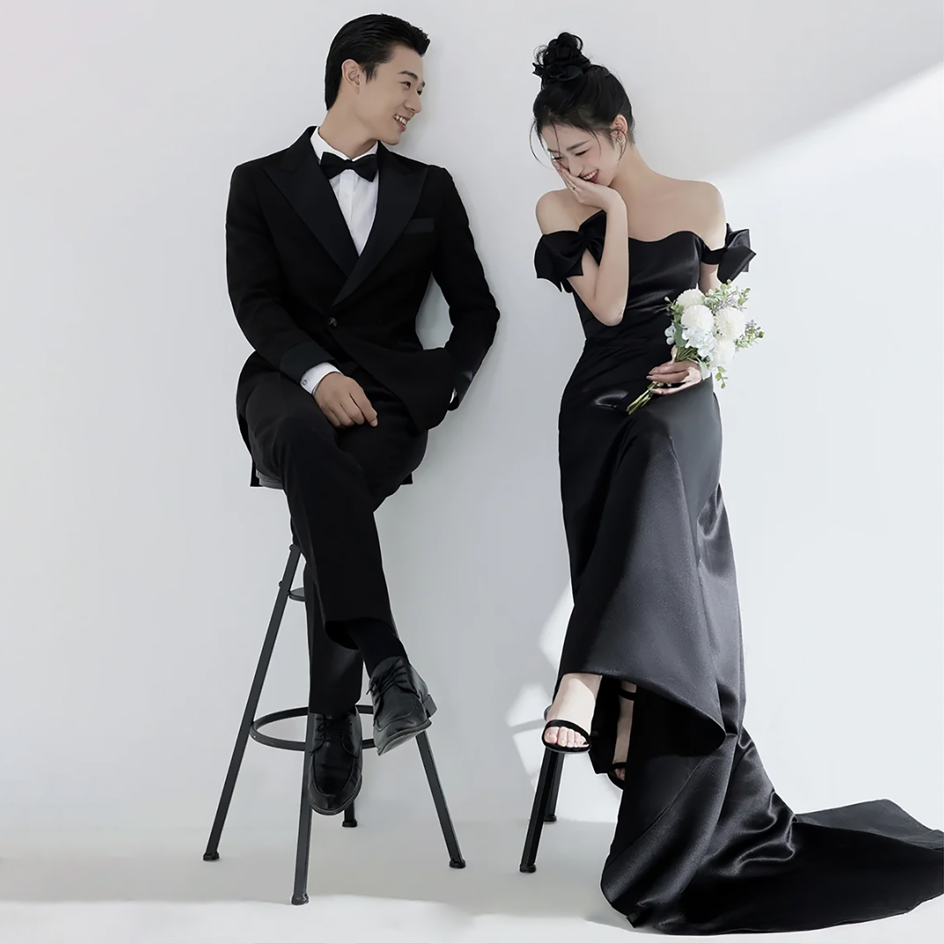 高級感 白 黒 サテン オフショルダー ウェディングドレス 裾引き 韓国風 花嫁 披露宴 演奏会 前撮り HL1109