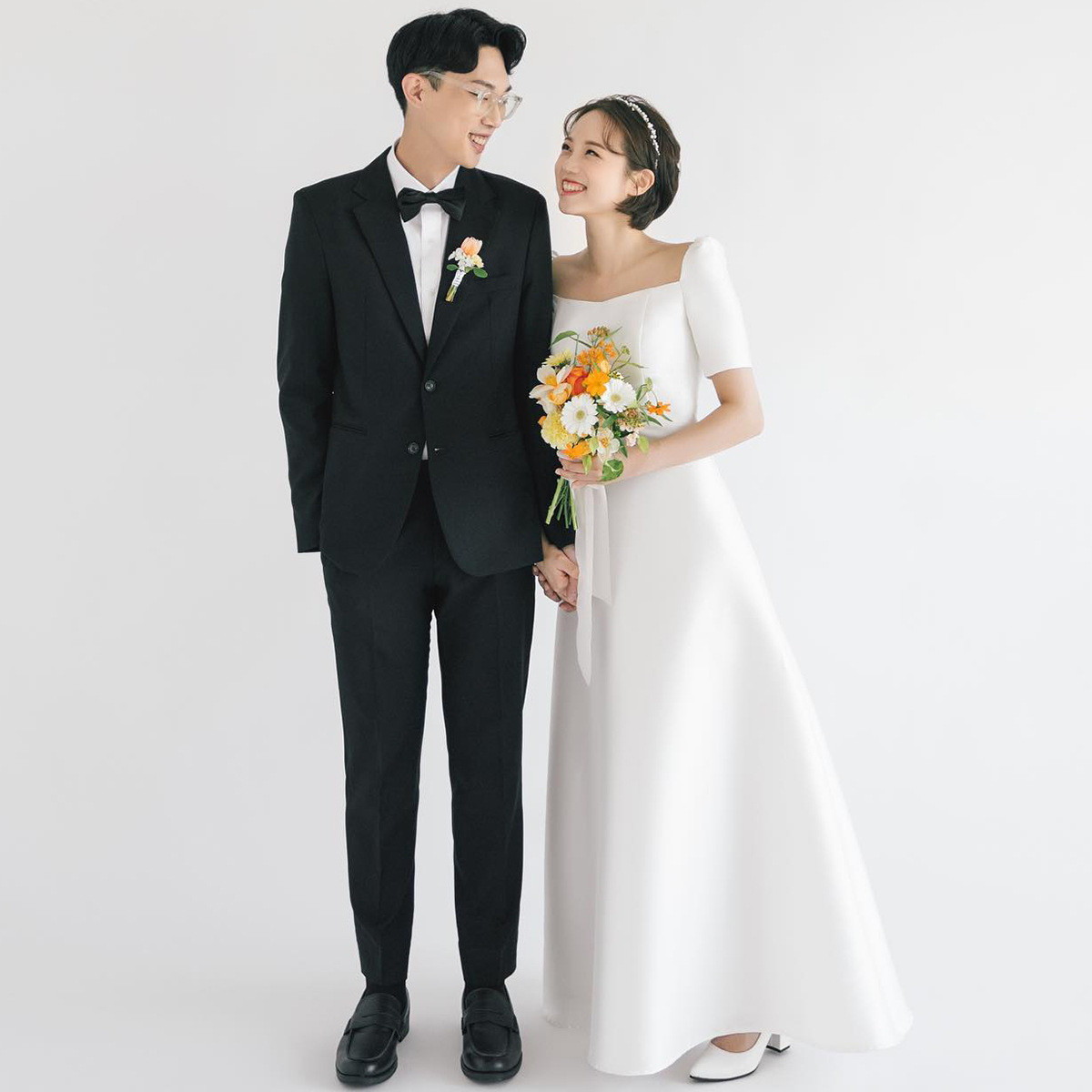 高級感 白 サテン 半袖 ウェディングドレス シンプル 韓国風 結婚式 花嫁 披露宴 演奏会 前撮り HL1110