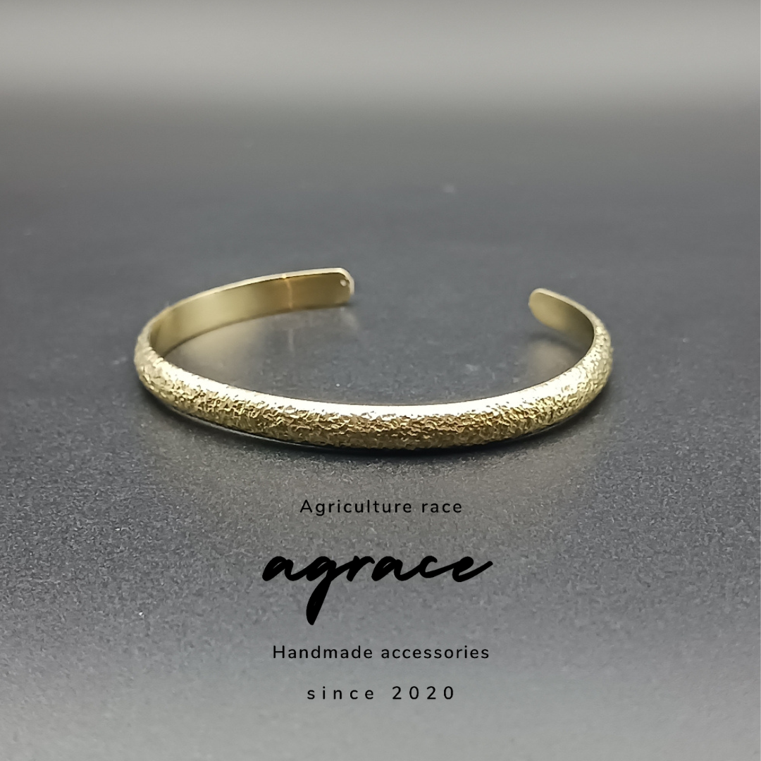 【5mm幅】夕焼けに染まる水面(みなも)　キラキラ 槌目甲丸真鍮バングル