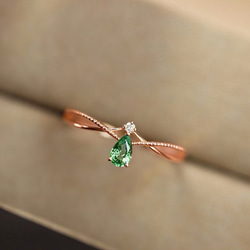 「繊細さで、手元の美しさを引き立てる」CZエメラルド　ピンクゴールド色　ピンキーリング 2枚目の画像
