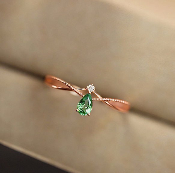 「繊細さで、手元の美しさを引き立てる」CZエメラルド　ピンクゴールド色　ピンキーリング 2枚目の画像