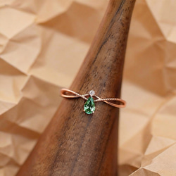 「繊細さで、手元の美しさを引き立てる」CZエメラルド　ピンクゴールド色　ピンキーリング 1枚目の画像