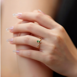 「繊細さで、手元の美しさを引き立てる」CZエメラルド　ピンクゴールド色　ピンキーリング 4枚目の画像