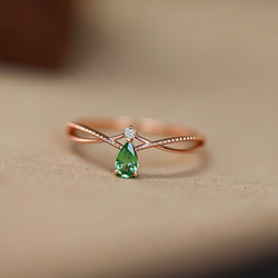 「繊細さで、手元の美しさを引き立てる」CZエメラルド　ピンクゴールド色　ピンキーリング 3枚目の画像