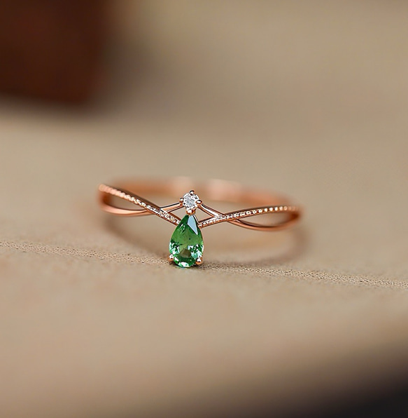 「繊細さで、手元の美しさを引き立てる」CZエメラルド　ピンクゴールド色　ピンキーリング 3枚目の画像