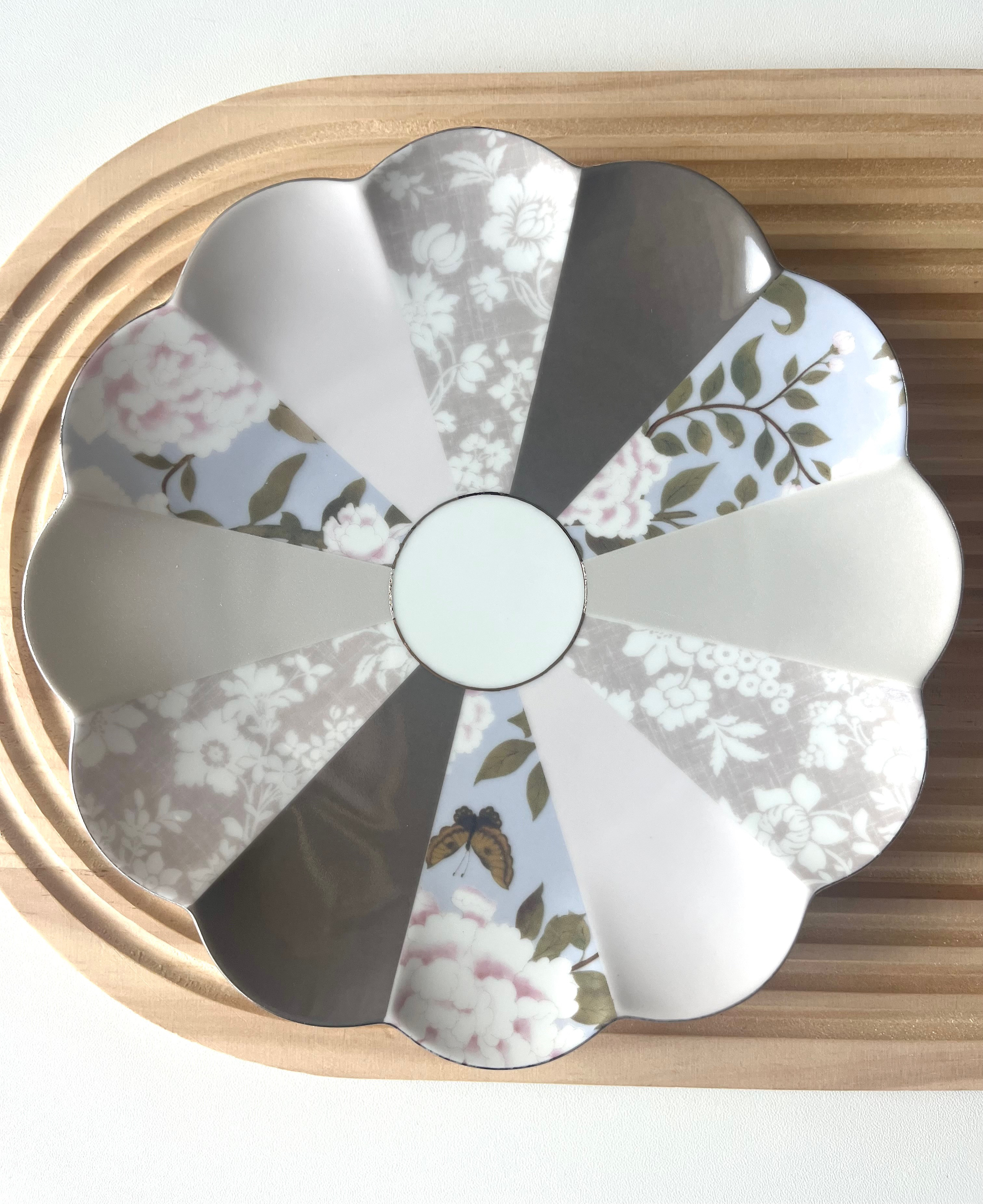 くすみカラーの花柄パッチワークプレート