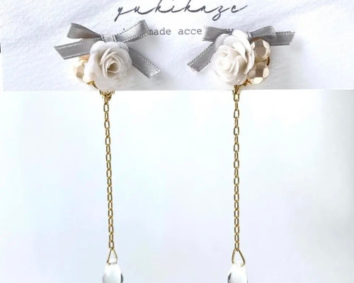 白薔薇とシルバーリボンのゆれるイヤリング ビーズの雫【ピアスに変更