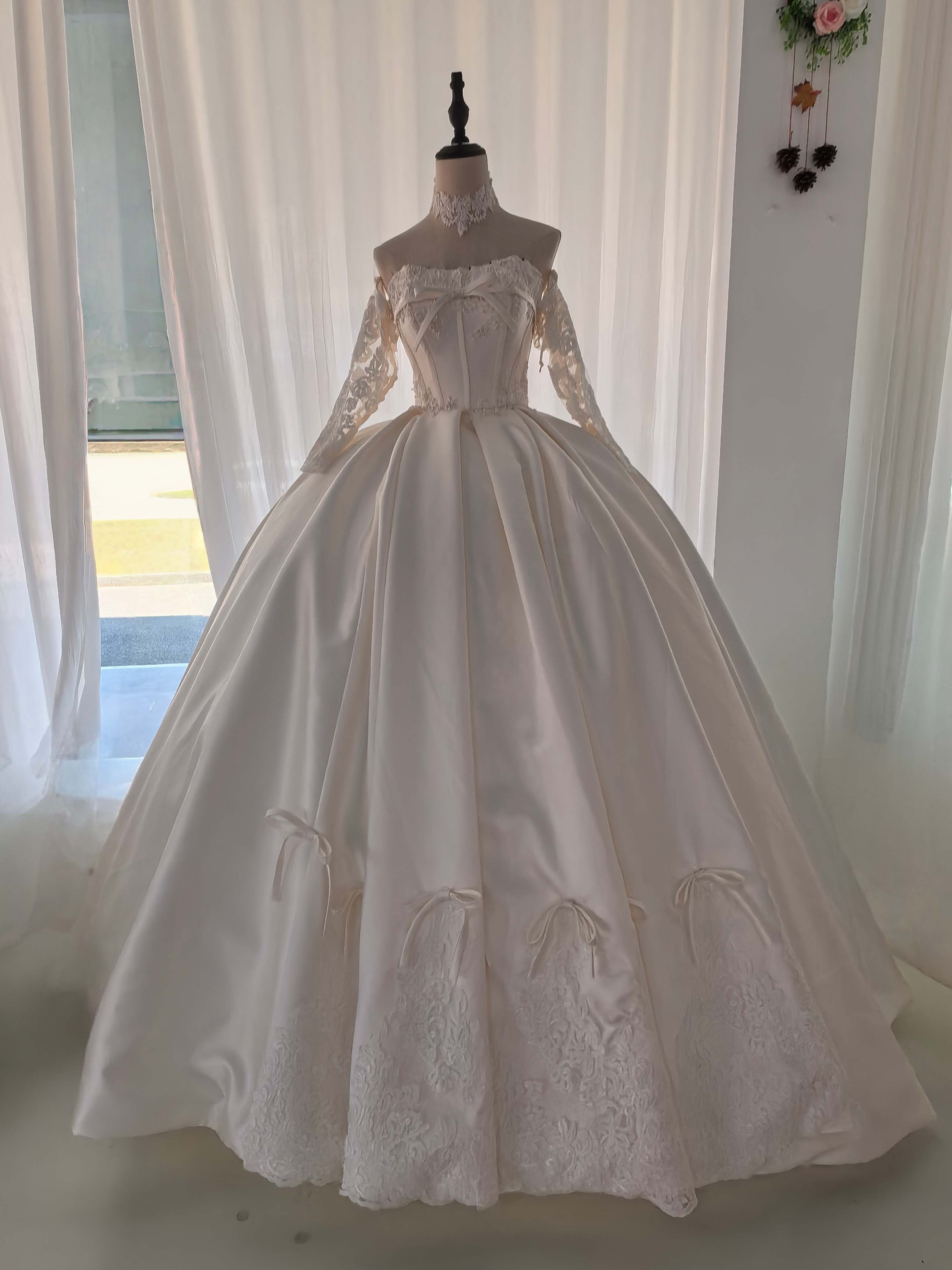 上品で輝オフ 刺繍レース袖  スリムリボン ウェディングドレス  結婚式 パーティー エレガント 結婚式