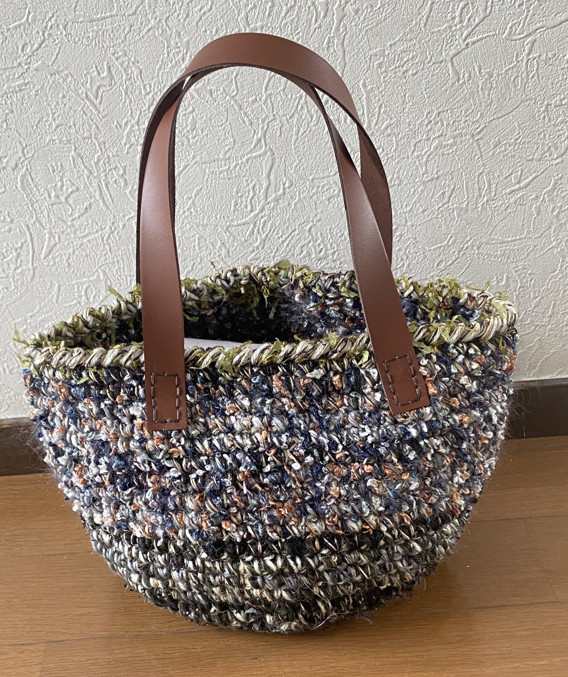 №３　材料に拘って細編みだけで編んだコロンバッグ