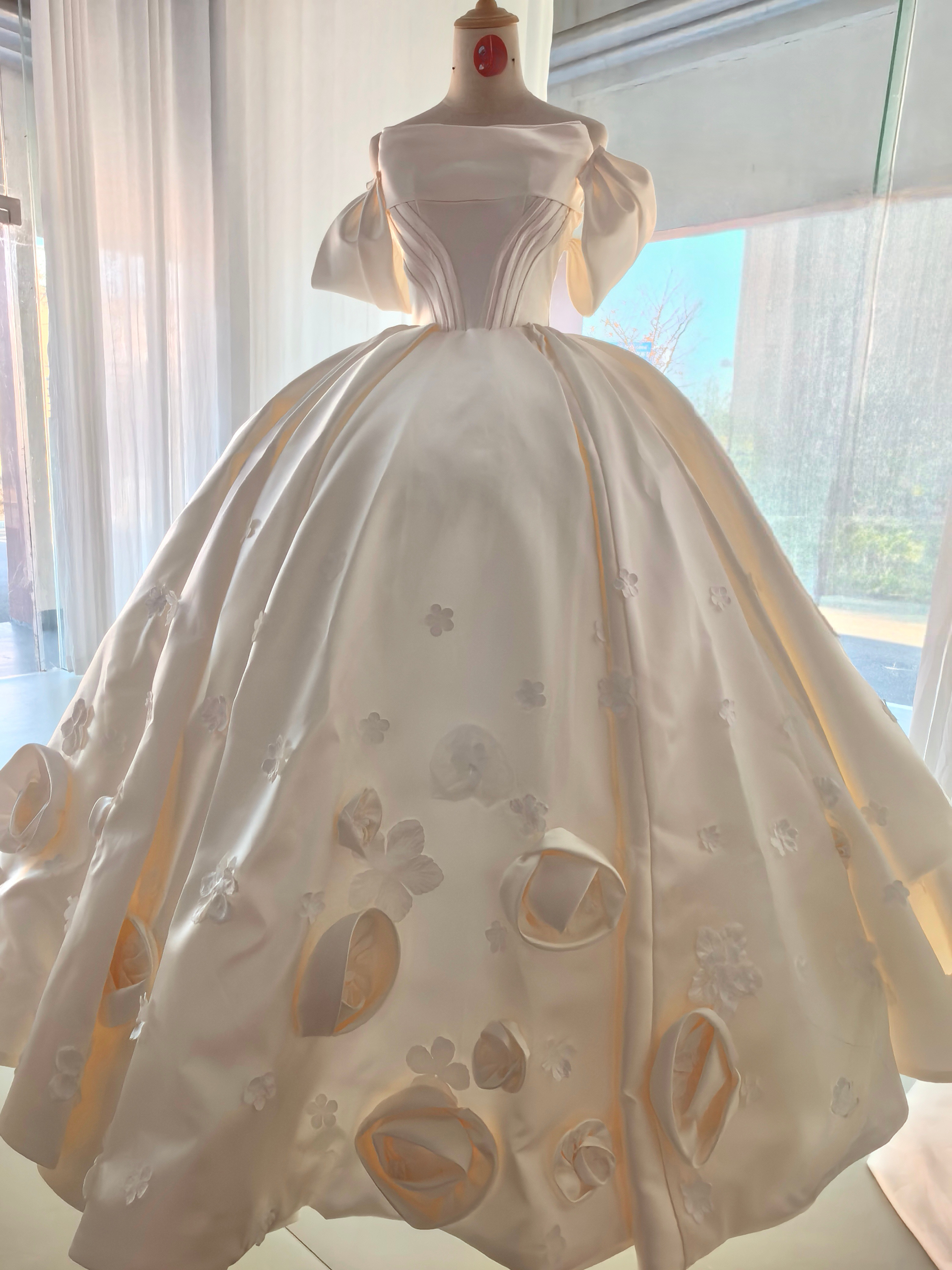ロマンチック オフホワイトサテン 立体バラ ウェディングドレス  結婚式  撮影用 ロ パーティー エレガン