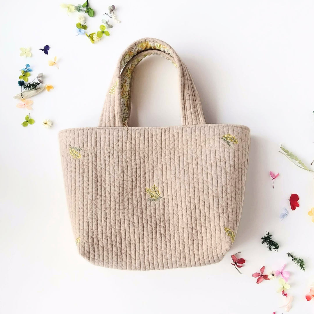 春が待ち遠しいミモザプチトートバッグ　ベージュヌビキルト　ご近所バッグ　軽くて洗える安心　ミモザ2026