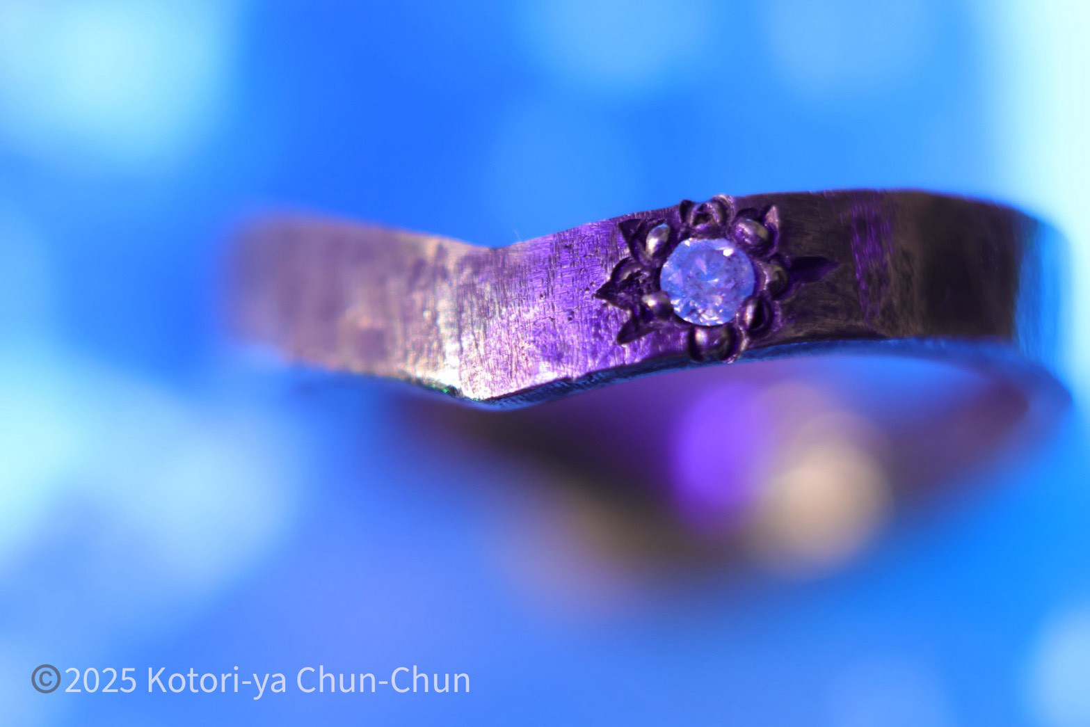 【くの字シリーズ】青蛍光ダイヤモンド・くの字リング【金ノ字】