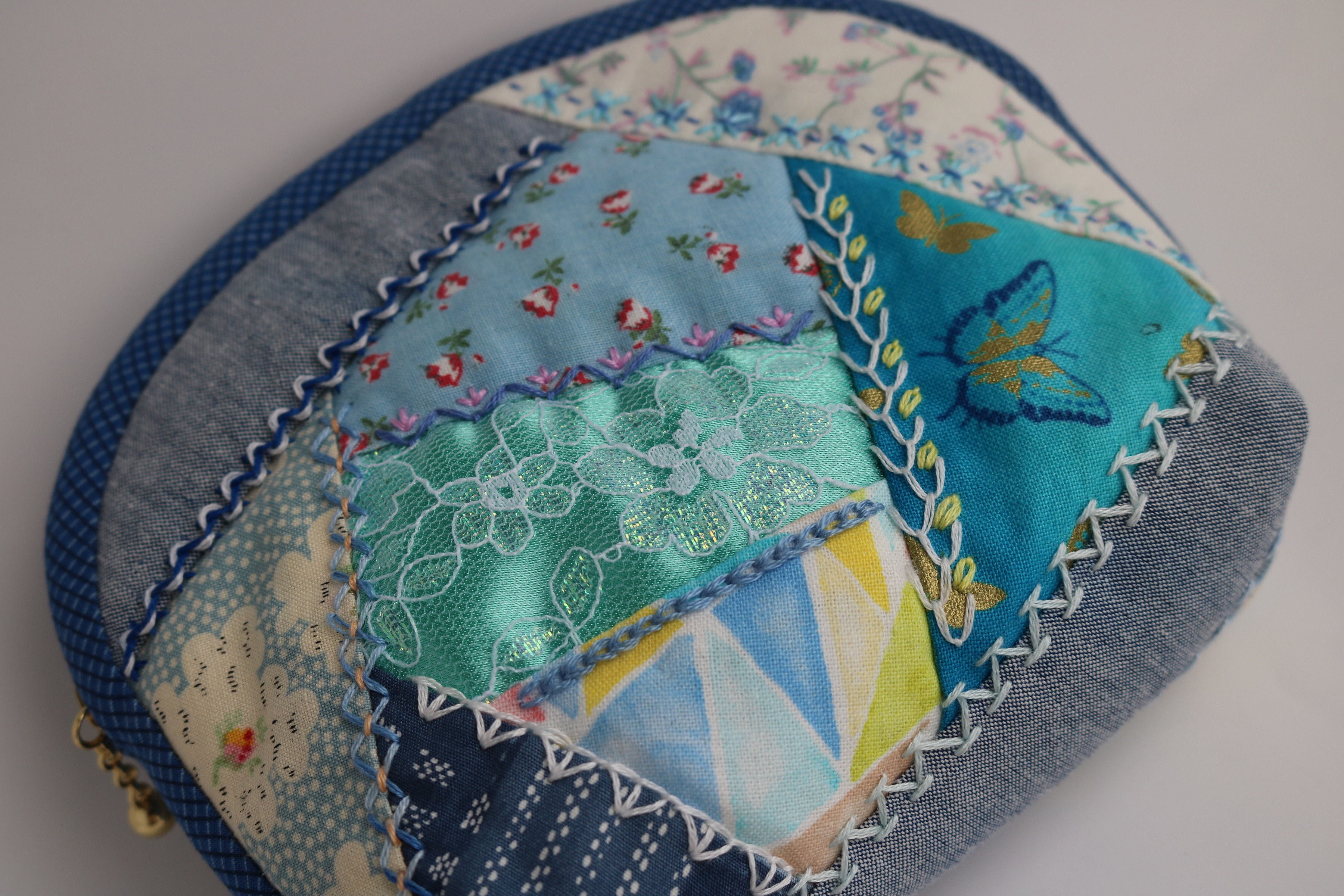 クレイジーキルトのシェル型キルトポーチ（ブルー系）