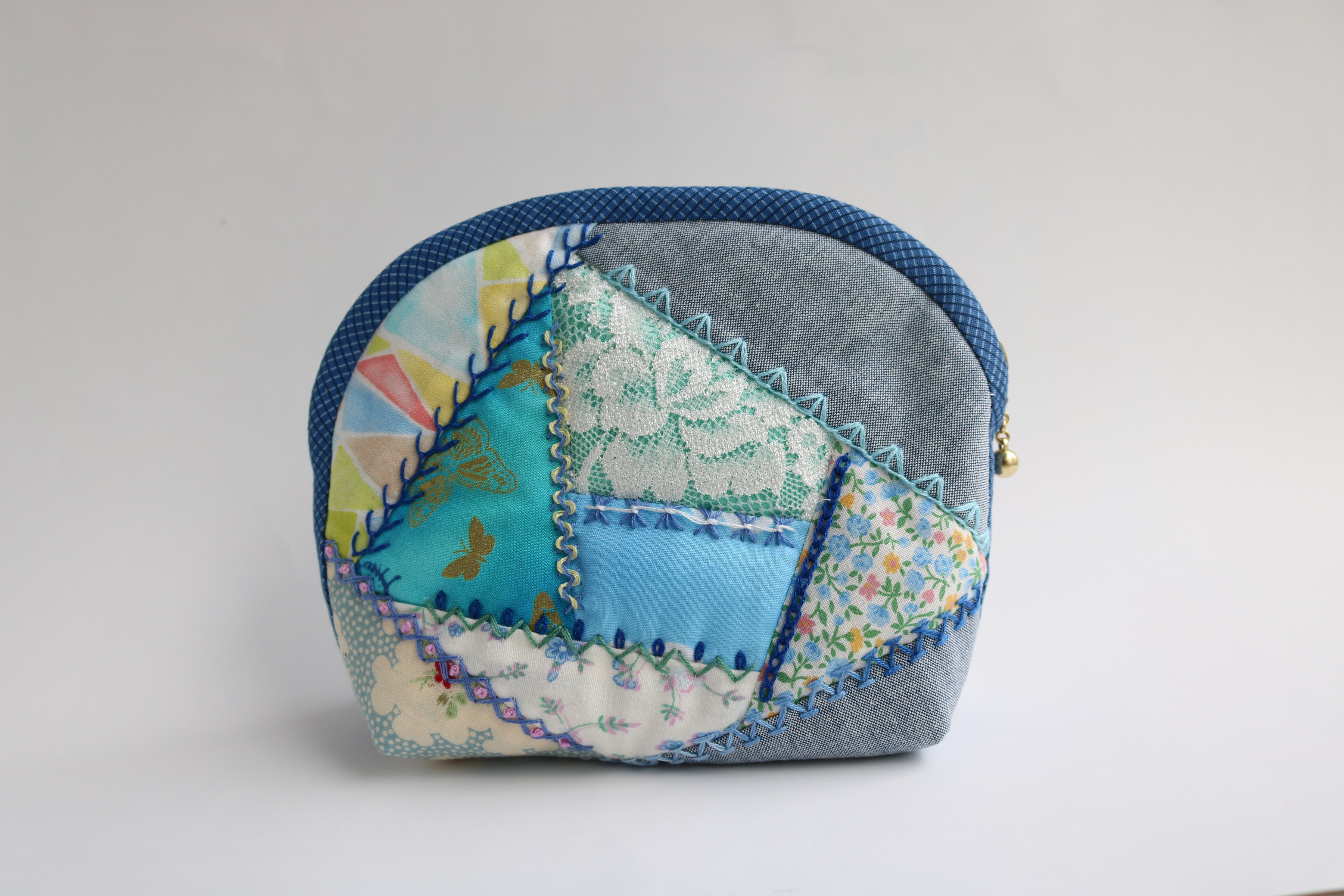 クレイジーキルトのシェル型キルトポーチ（ブルー系）