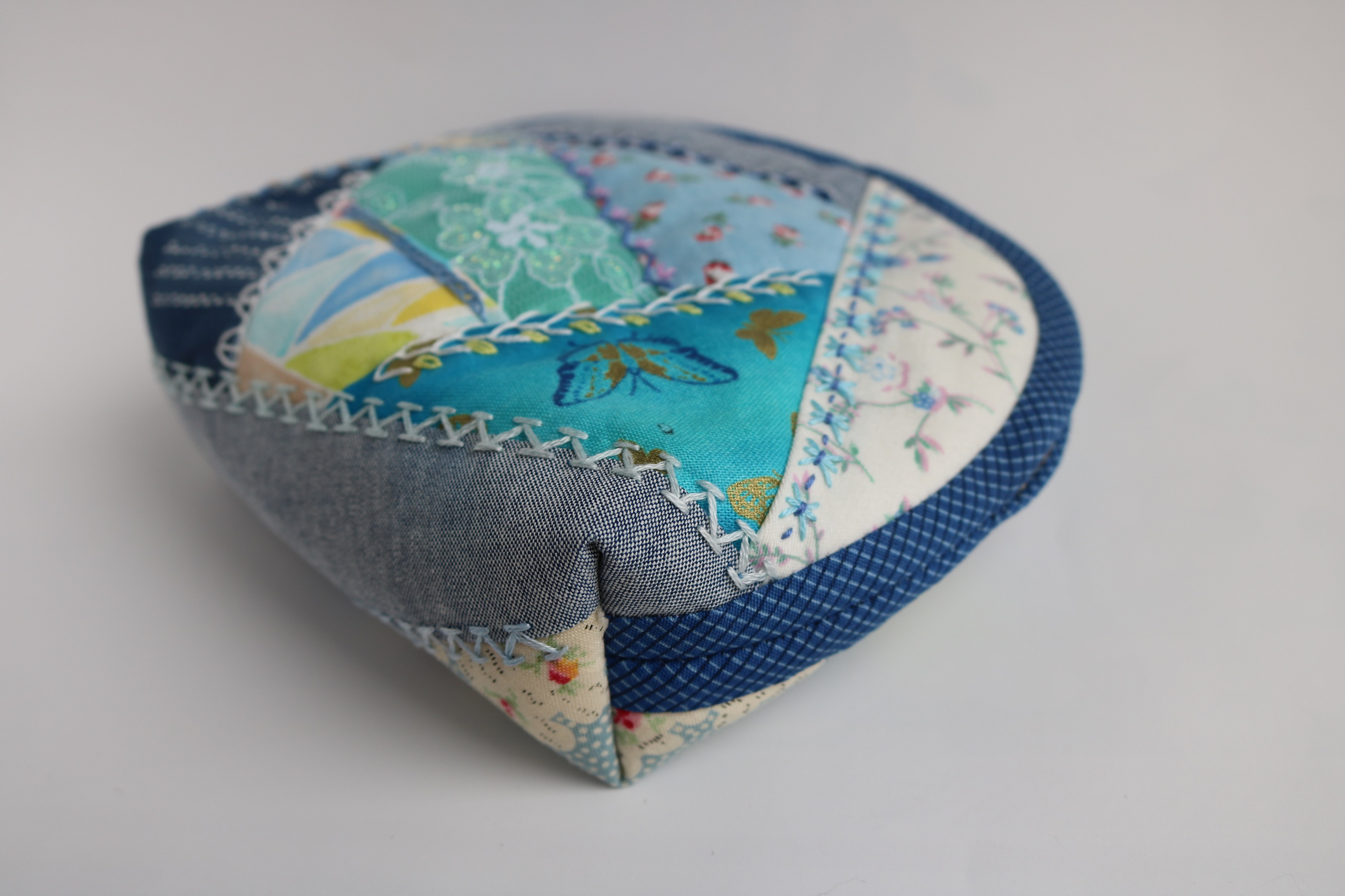 クレイジーキルトのシェル型キルトポーチ（ブルー系）