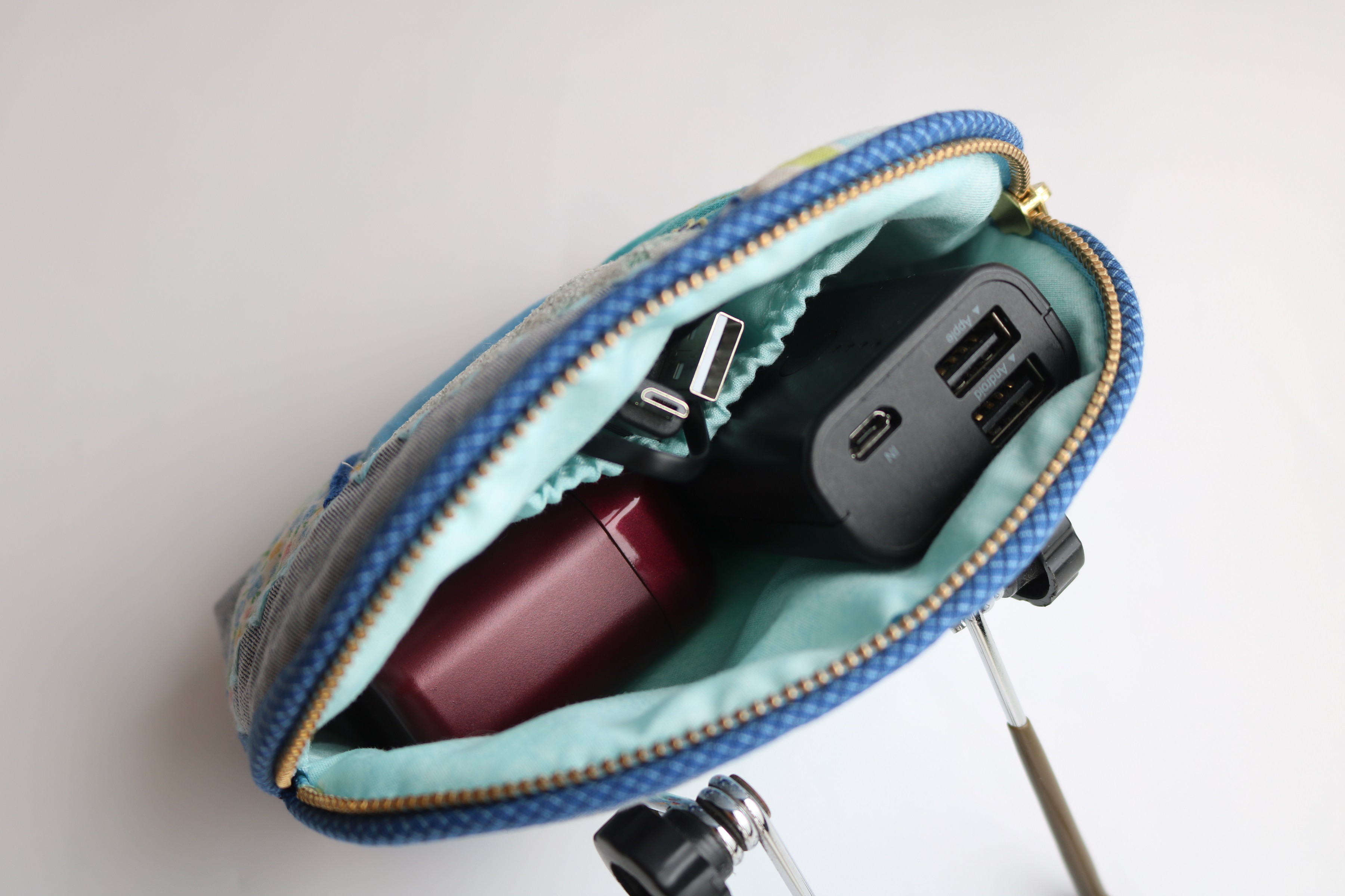 クレイジーキルトのシェル型キルトポーチ（ブルー系）