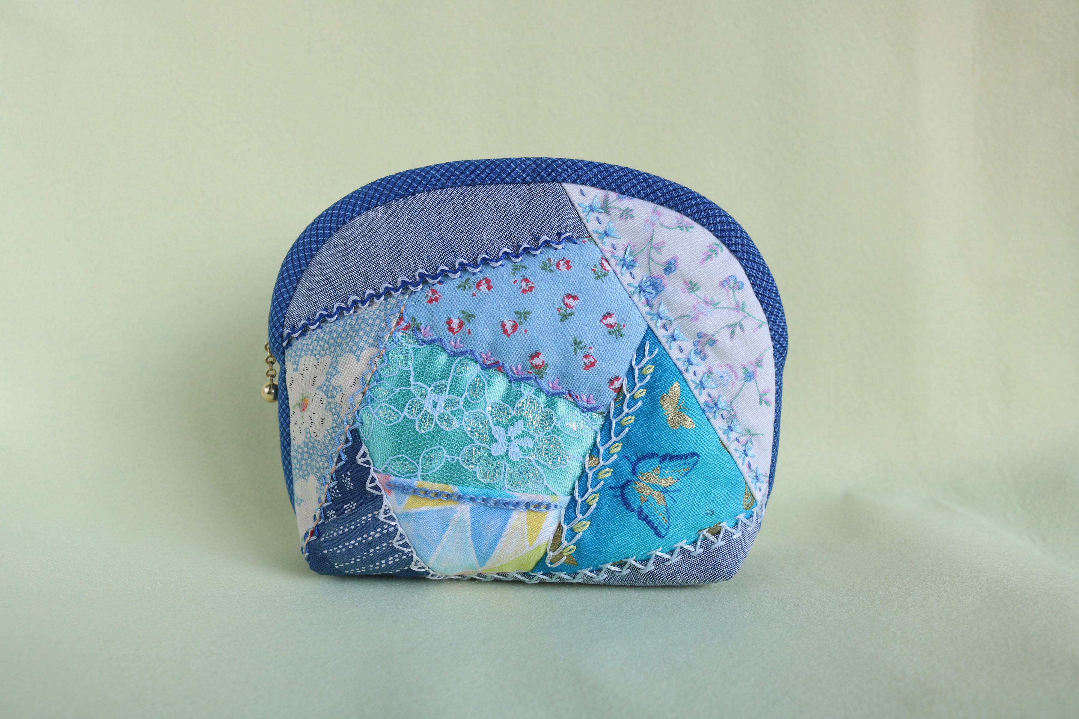 クレイジーキルトのシェル型キルトポーチ（ブルー系）