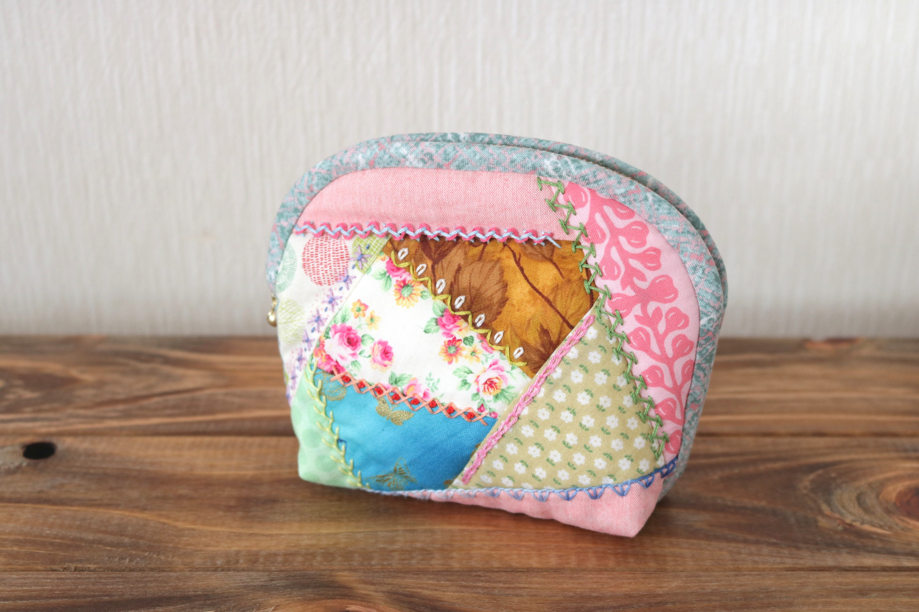 クレイジーキルトのシェル型キルトポーチ（ピンク系）